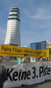 Forderungen an die Politik vor Flughafentower