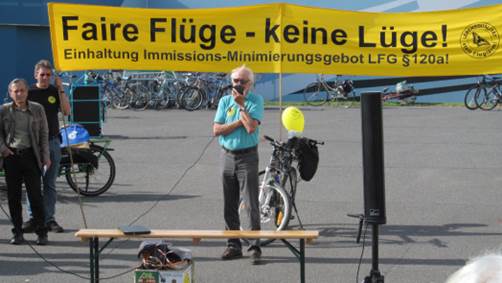 Vortrag Ex-Pilot Heinz Thume, im Hintergrund gesetzliche Forderung nach Umfliegen dicht besiedelten Gebiets