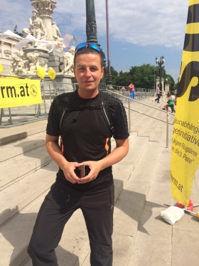 Der Verkehrsprecher der FPÖ, Toni Mahdalik, war mit dem Fahrrad gekommen Der Verkehrsprecher der FPÖ, Toni Mahdalik, war mit dem Fahrrad gekommen